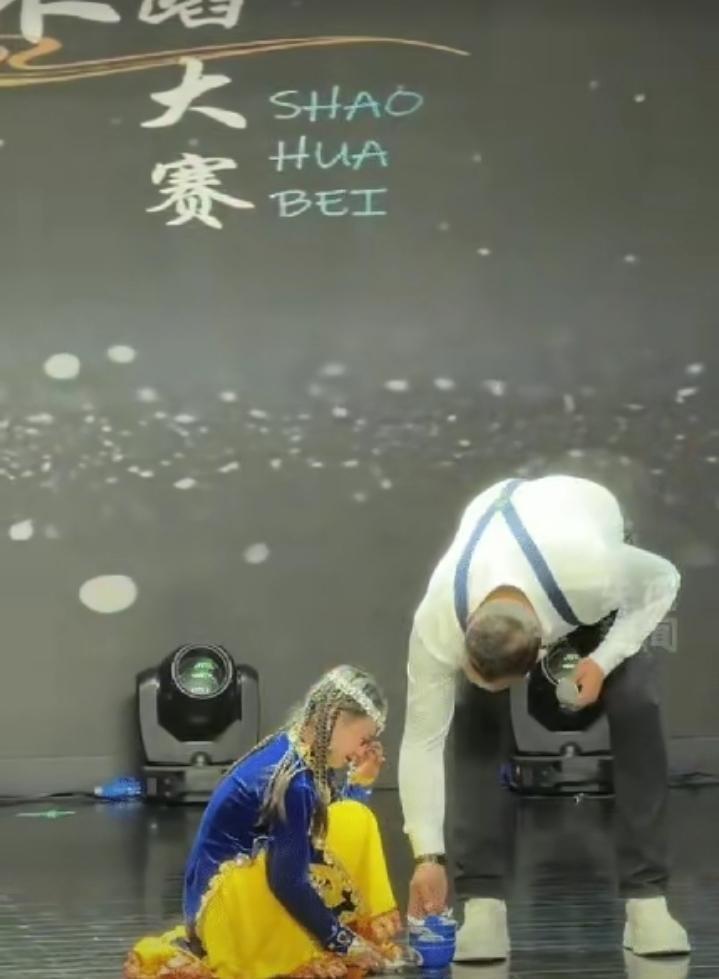 “火上央视了！”一位新疆小姑娘亮相央视表演顶碗舞，头顶七层水碗表演顶碗舞，不料收