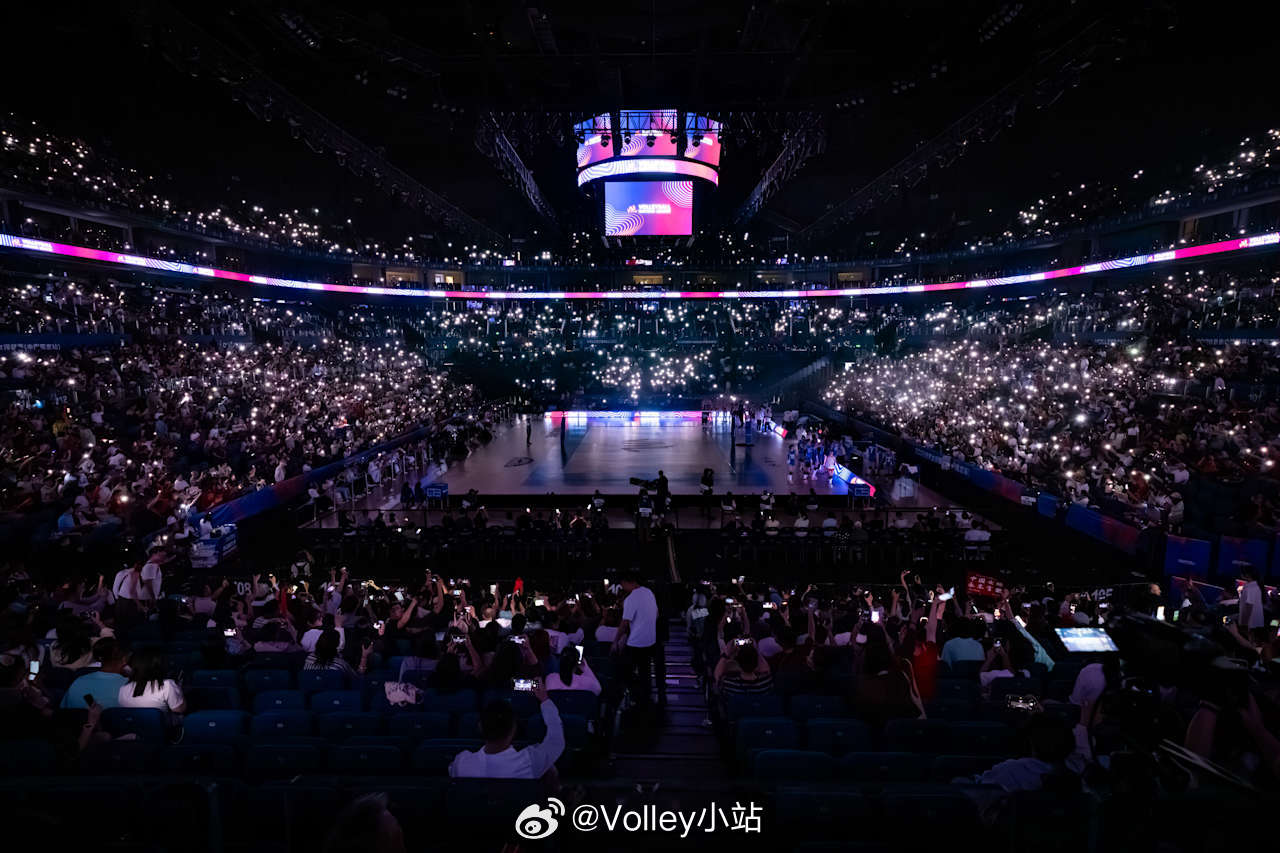 今天现场观众也很多，上座率依旧很高2026年世界女排联赛中国女排vs波兰女排