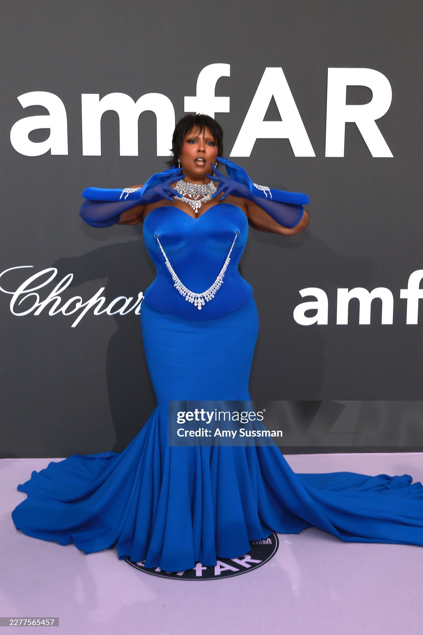 丽珠Lizzo 亮相戛纳电影节amfAR 慈善晚宴，身穿Robert Wun 特