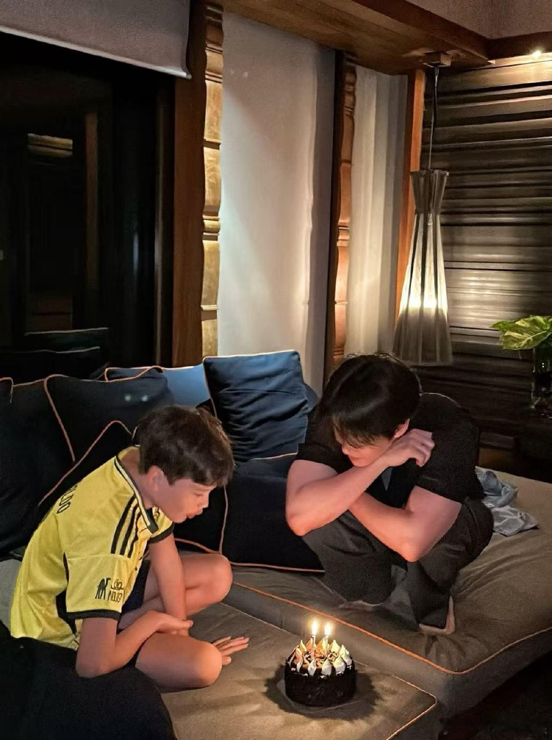 Mike晒儿子11岁生日照 Mike儿子11岁近照，父母基因这么好，大帅哥啦！ 