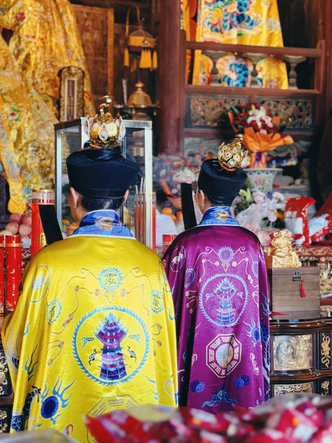 展旗峰下，紫霄福地。红墙映翠，檐角听风。一脚踏入六百年的道韵悠长，心也跟着静了下
