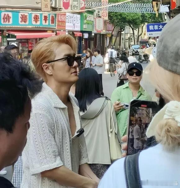吴克群在南昌街头的样子也太圈粉了吧！9 月 14 号有人在东湖区大士院街偶遇他，