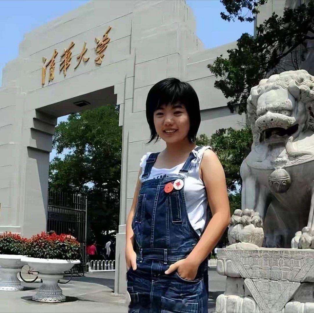 “高考作文一字未写”这标签贴了快二十年，现在看纯属以讹传讹。当年蒋方舟是卡在《举