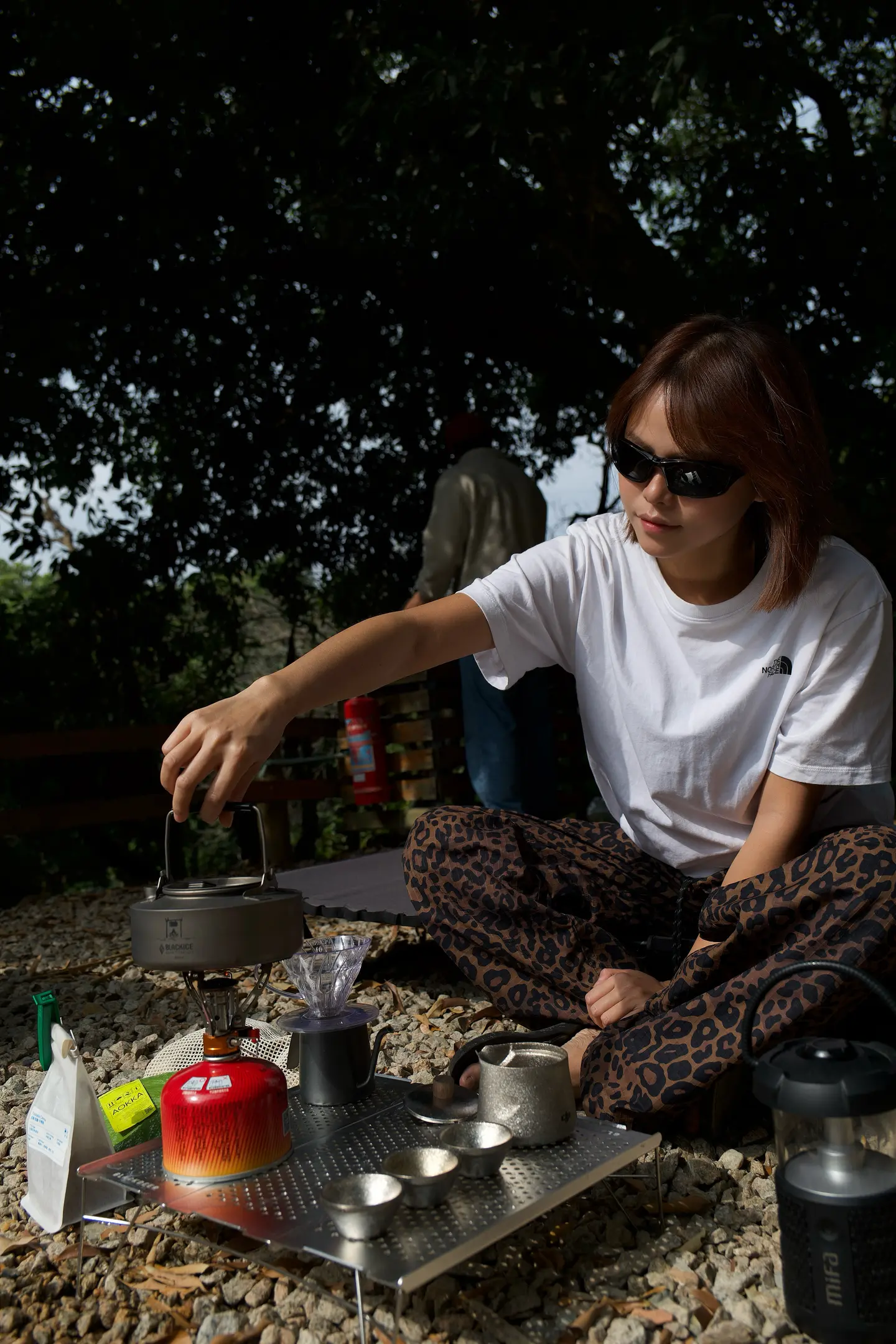 戴黑墨镜配小平头 带漂亮的妹妹打保龄球。