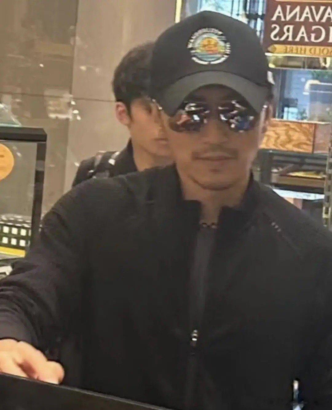 #谢霆锋带大儿子澳洲度假#谢霆锋带大儿子澳洲度假，父子俩难得同框！有网友偶遇澳洲