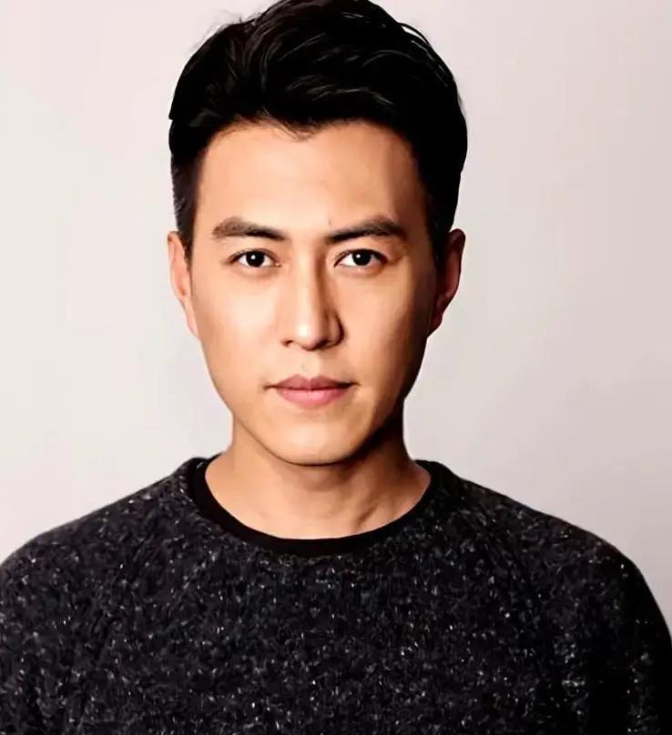 影后26岁拿奖杯，转身回家抱娃。
 
靳东当年还是路人甲，一句“我养你”不是嘴炮