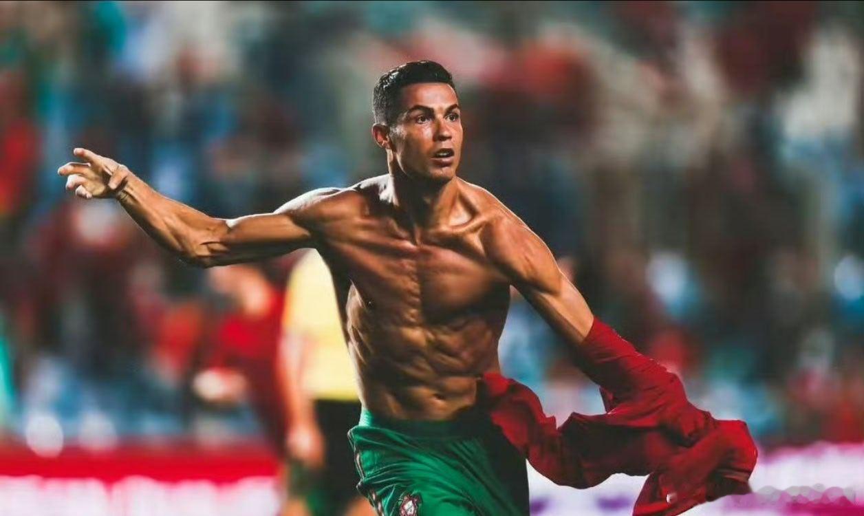 足坛“自律天花板”再添名场面！C罗前厨师曝光饮食细节，不喝牛奶只因“违背自然规律