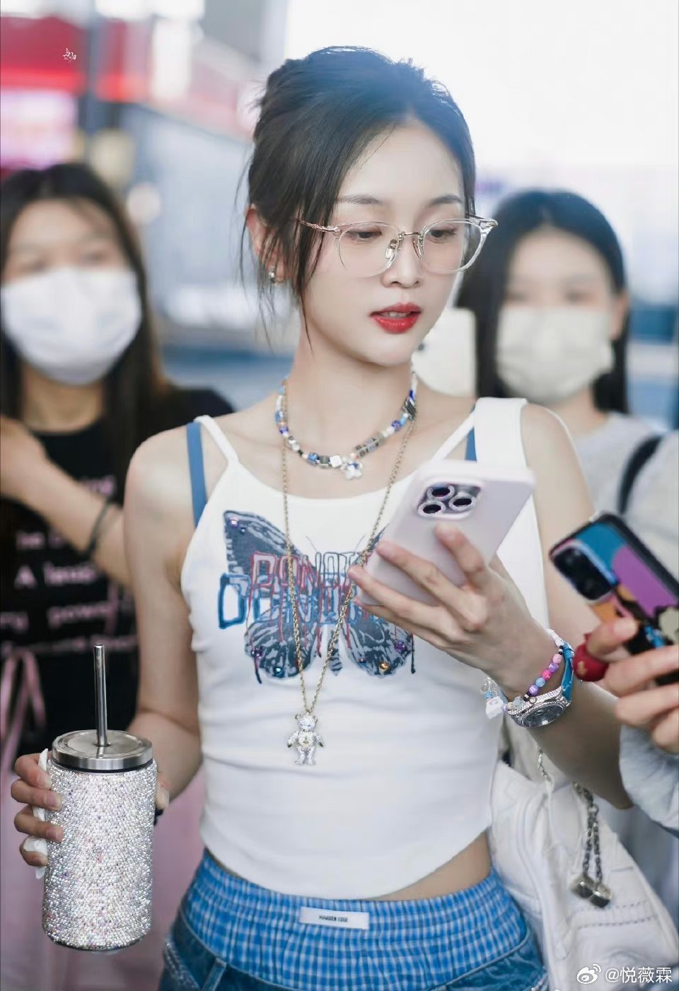 吴宣仪和赵露思机场的生图，这么一看，就知道，两人为什红那么多年了。骨相太好太优越