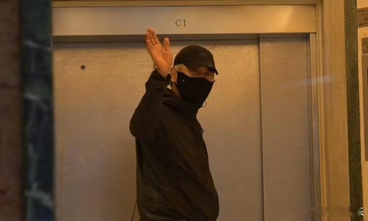 周润发许绍雄曾合作网中人 今天早上，一身黑色衣服的周润发看望许绍雄，见到记者拍照