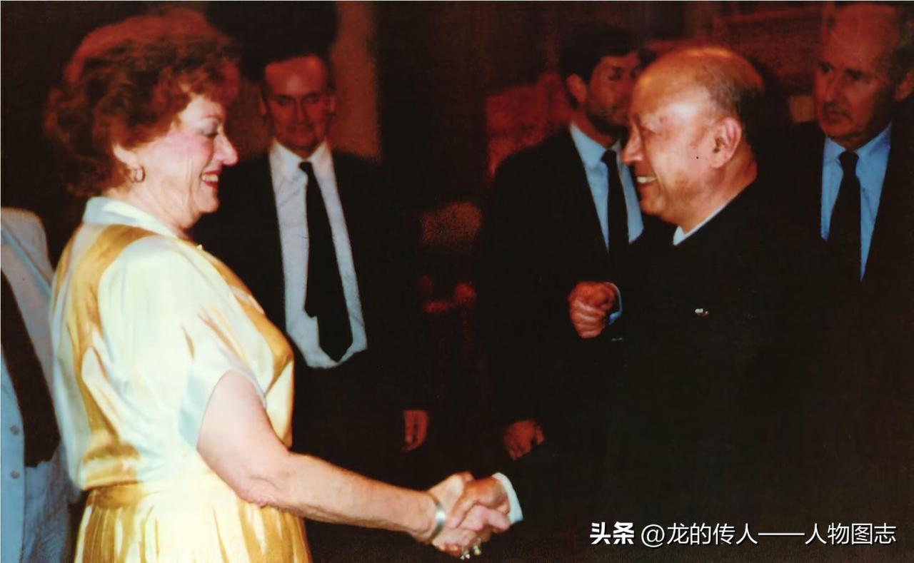 1987年3月，钱学森在访问英国期间会见英国科学家