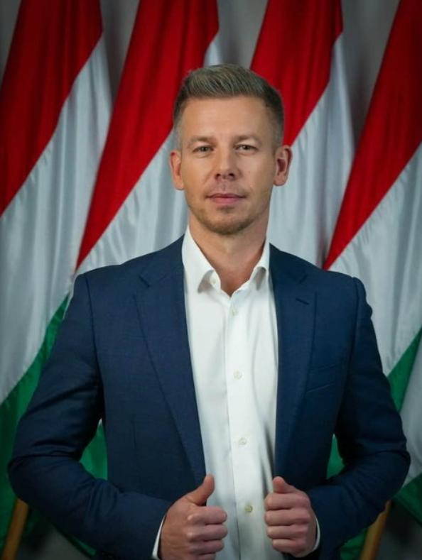 坦荡做人
有的人一上位，第一件事就是把自己围得严严实实，车队、保镖、警戒层层加码