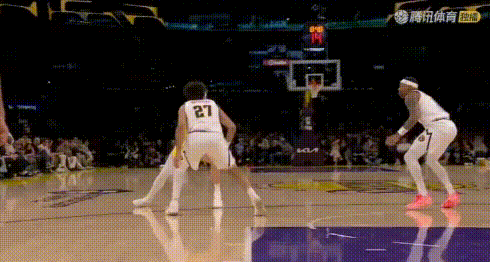 超强硬——里夫斯多次硬扛约老师、穆雷上篮！
图1-2：首节就2次空中扛着约老师上