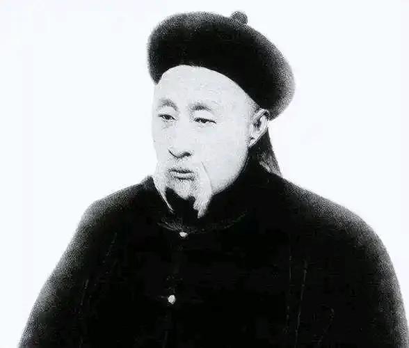 他的功绩堪比左宗棠，也是晚清最倔强的官员，以64岁高龄，硬生生让中国版图增加了1
