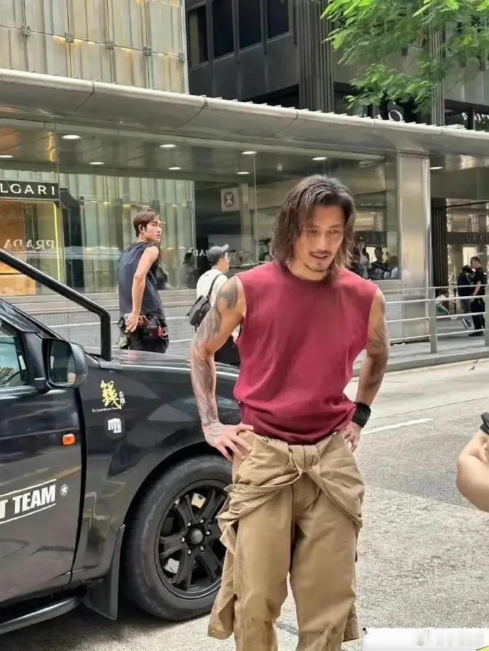 谢霆锋在香港中环街头拍戏时，被路过的市民意外发现，他的身材比例引发了热议 ​​​