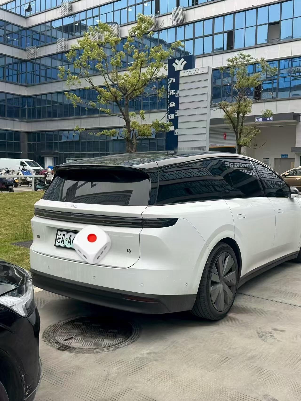 多地新能源车牌绿色变白色 绝了，这些人是真敢啊！很多“白牌”，其实是车主通过“技