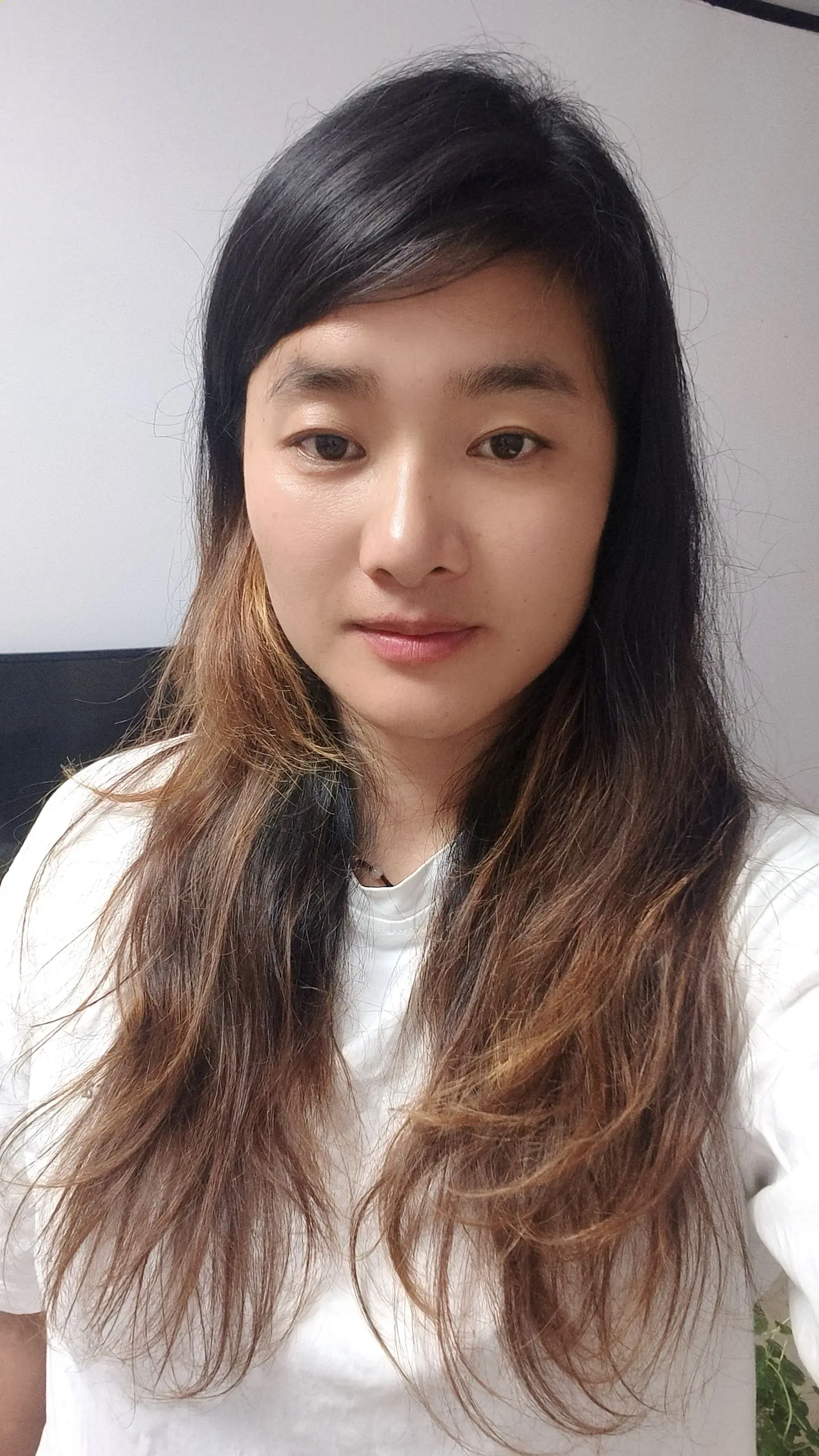 把风雨熬成光。一个人在世上，一个人去闯荡，把所有的风雨都熬成了自己的光...