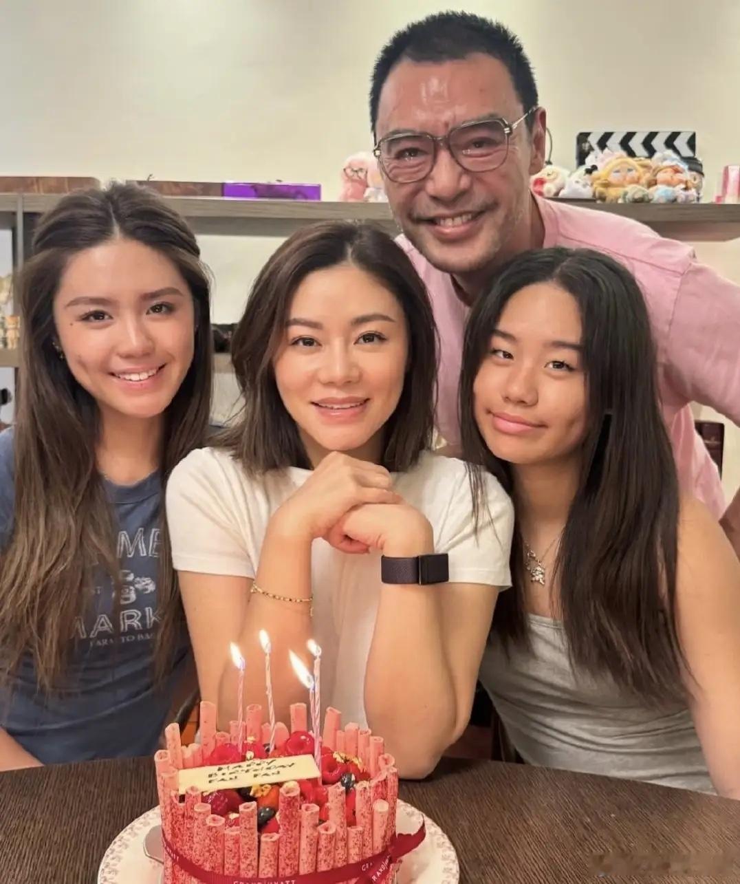 钟镇涛为老婆范姜庆祝54岁生日，两个女儿也有在场。范姜的状态非常好，脸部几乎没有
