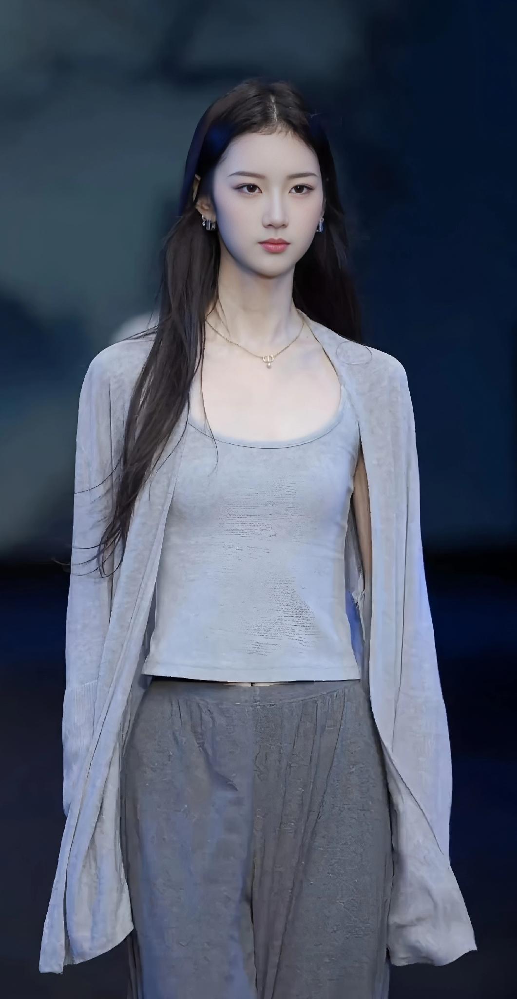 董雨萱的走秀风格真是独特，穿出了不一样的感觉！她的“冷清秋”气质是不是也很吸引人