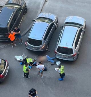 曾在俄搞暗杀的乌安全局上校，当街遭枪杀，近距离连中5枪
 
乌克兰安全局上校在乌