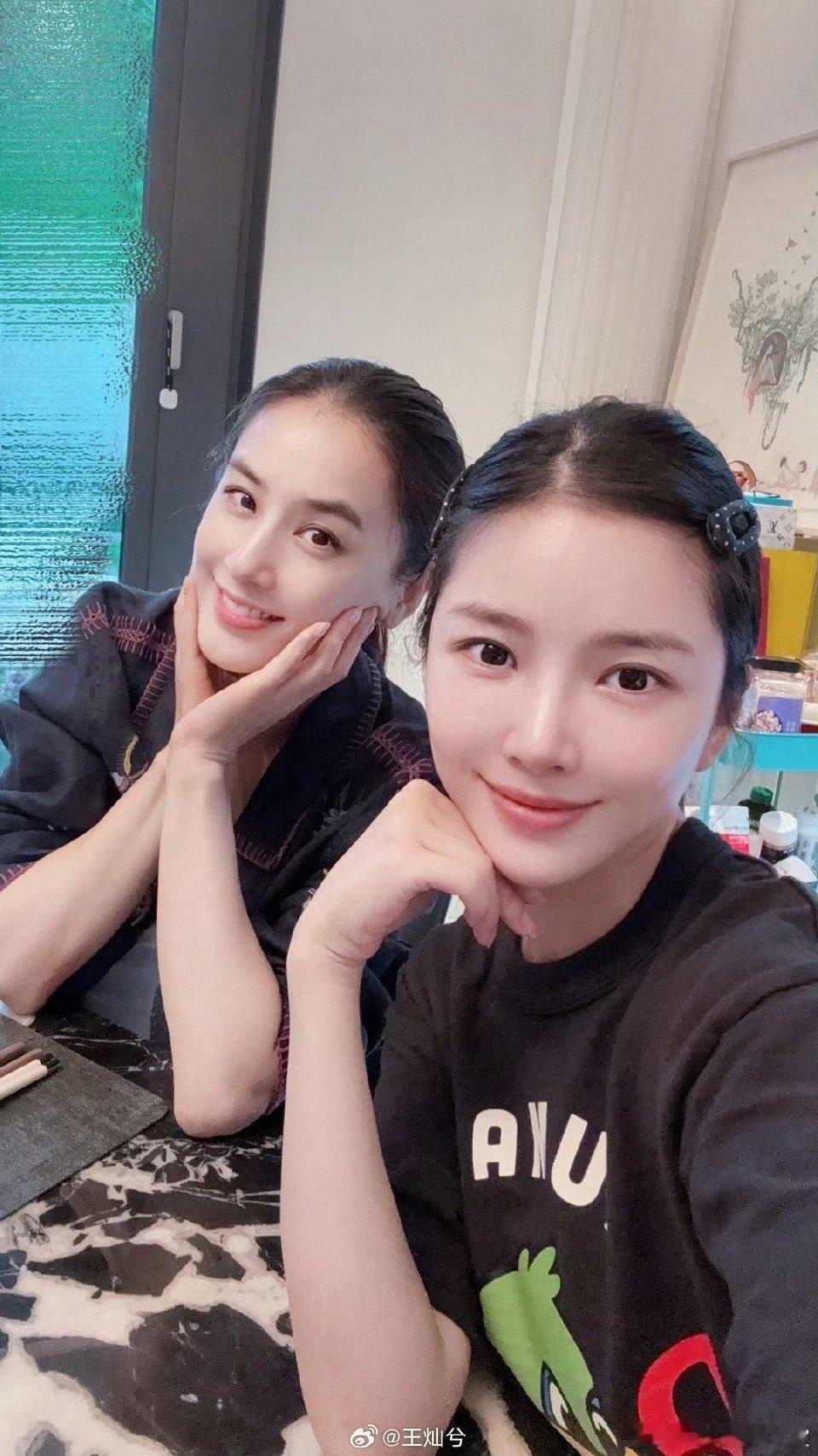 黄圣依王灿合照梦回婆婆妈妈梦回《婆婆和妈妈》！王灿晒出和黄圣依的合照，黄圣依脸小