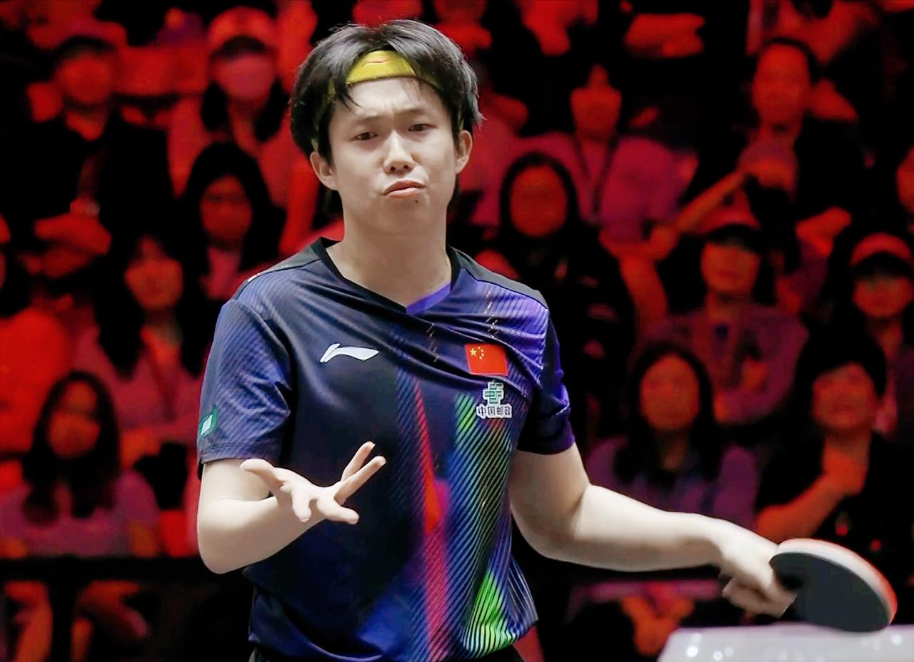 裁判又误判王楚钦！
周冠达都说：
这个球抛的这么高，
角度肯定没问题！

结果王