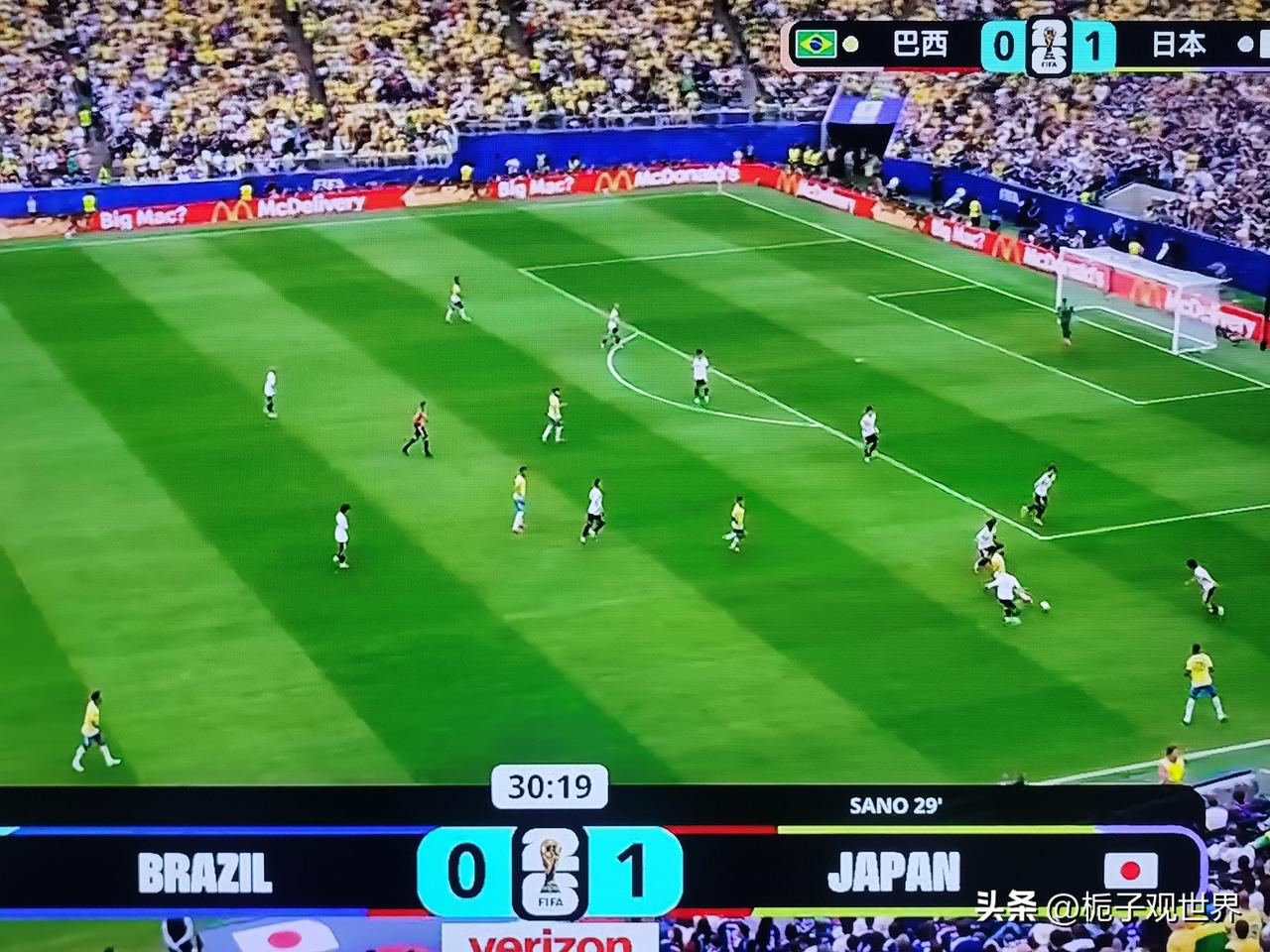 日本队运气差一点，在组织进攻、防守反击方面做的都很到位，积极跑动，拼劲也很足，而