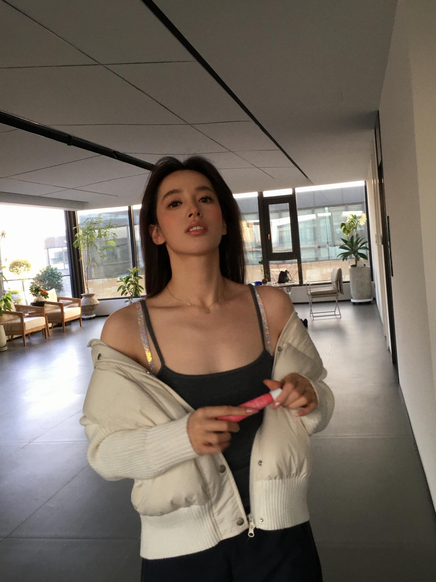 给你写的信 我喷了最喜欢的香水。