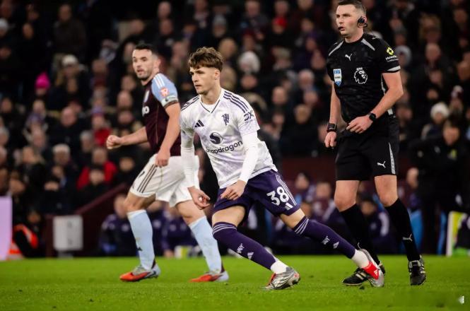 镜报：弗莱彻兄弟进曼联替补席，两人分别效力英格兰与苏格兰12月27日讯 根据英国