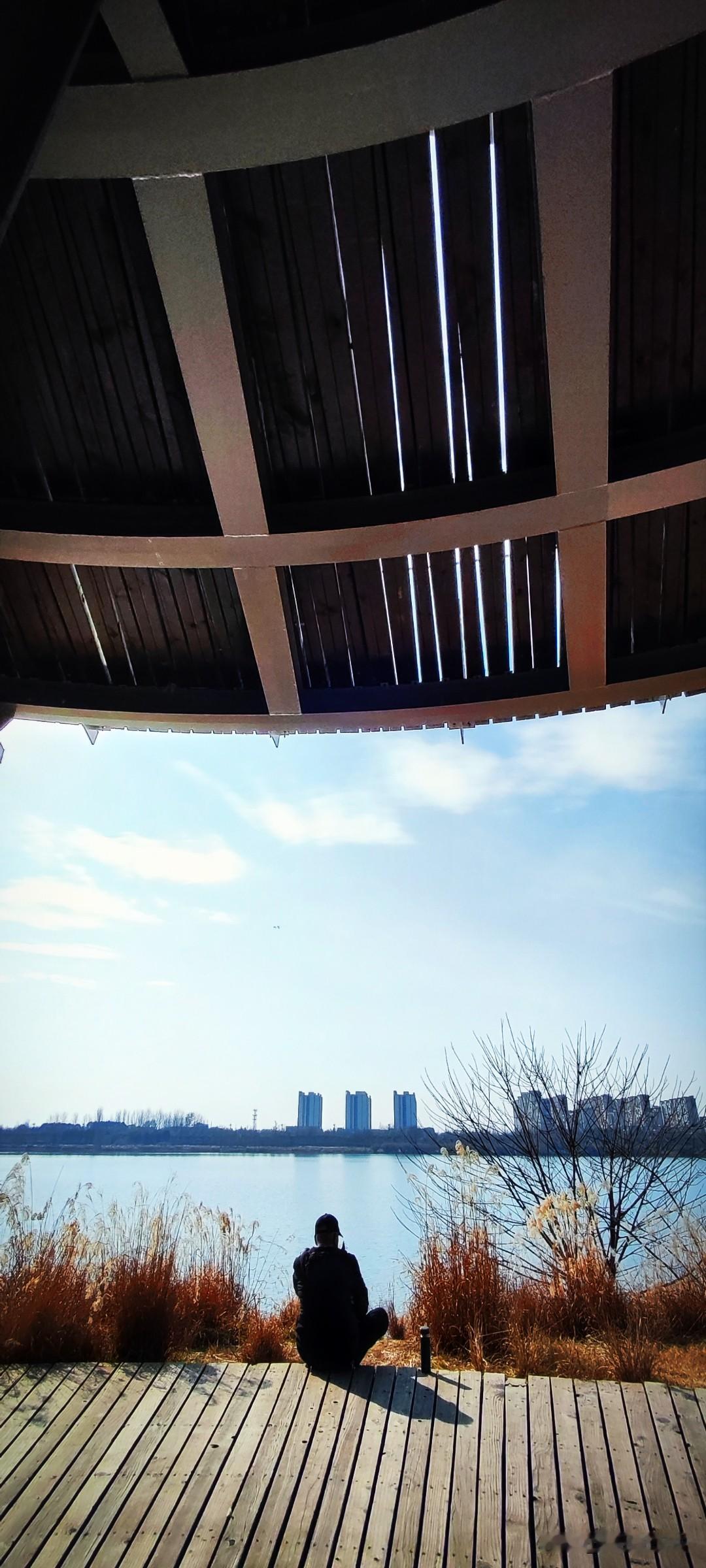 晒图笔记大赛连续晴朗的冬日，人们更愿意在户外。随处坐了，迎着日光，拉低帽檐，旁边