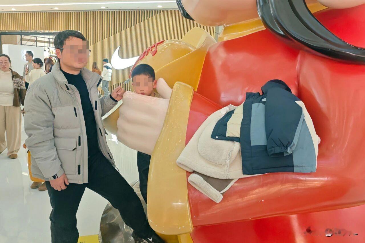 商场摆放财神爷雕像，小孩求抱抱反被“锁头”！消防员都出动了……

近日，在义乌某