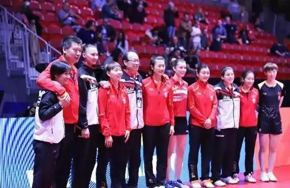 李隼指导率领的女乒球员与奥地利团队合照：

我认出了身材高挑的丁宁、王曼昱，喜形
