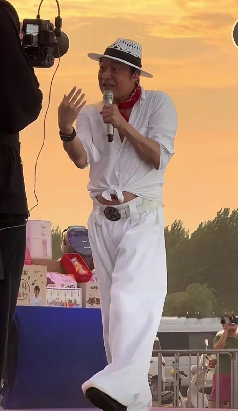 涛哥！恕我直言，这肚子非露不可吗？小心着凉啊！
咱能不能学学吕良伟，学学练点力量