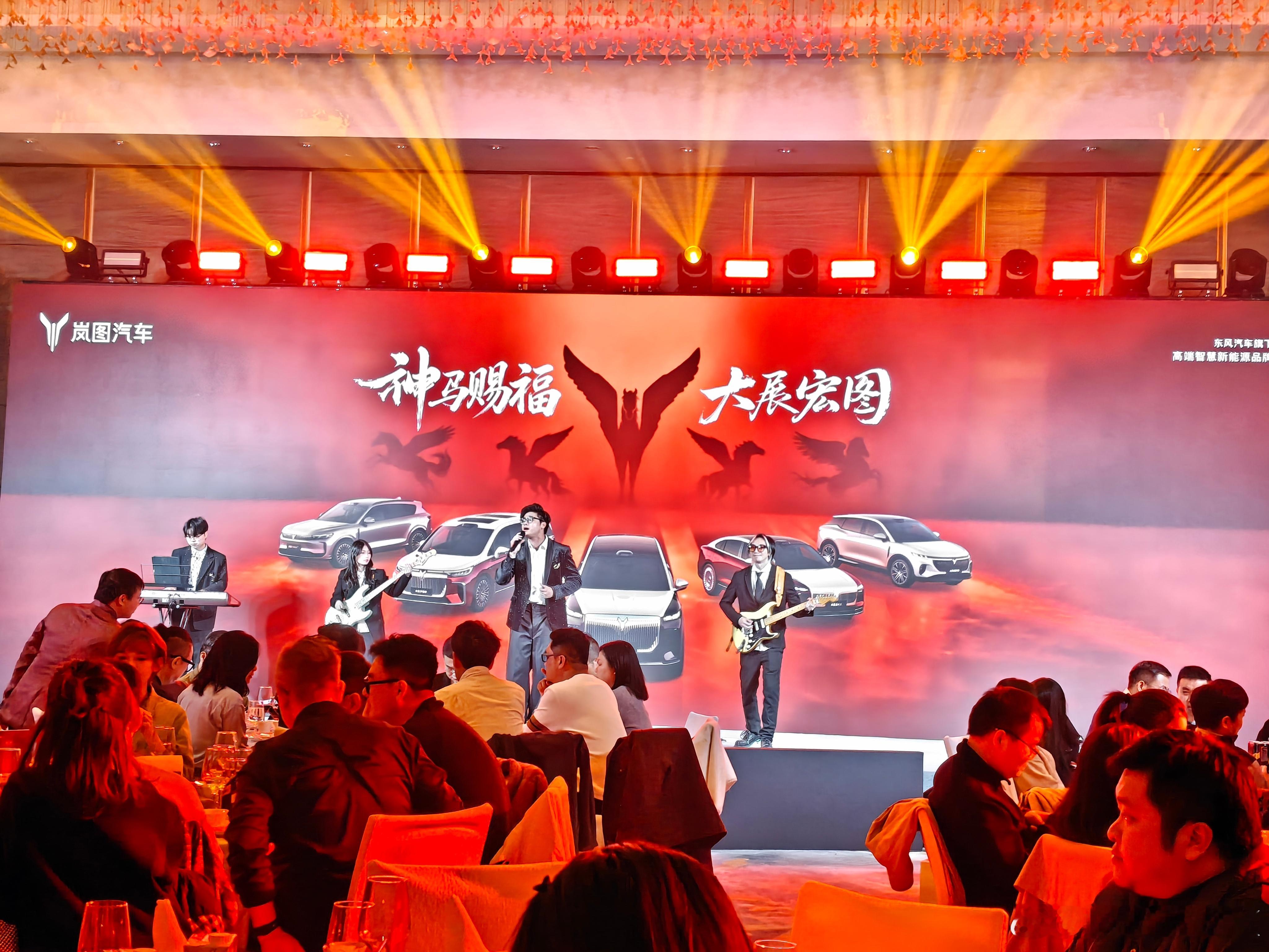 岚图汽车新春媒体答谢宴，带来不少武汉特色的纪念品/食品。今天开车来广州，晚上还要