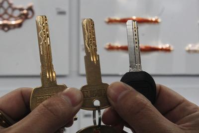 26元上门开锁最终收费1300元！商家回应：页面已作价格提示，26元仅为白天期间