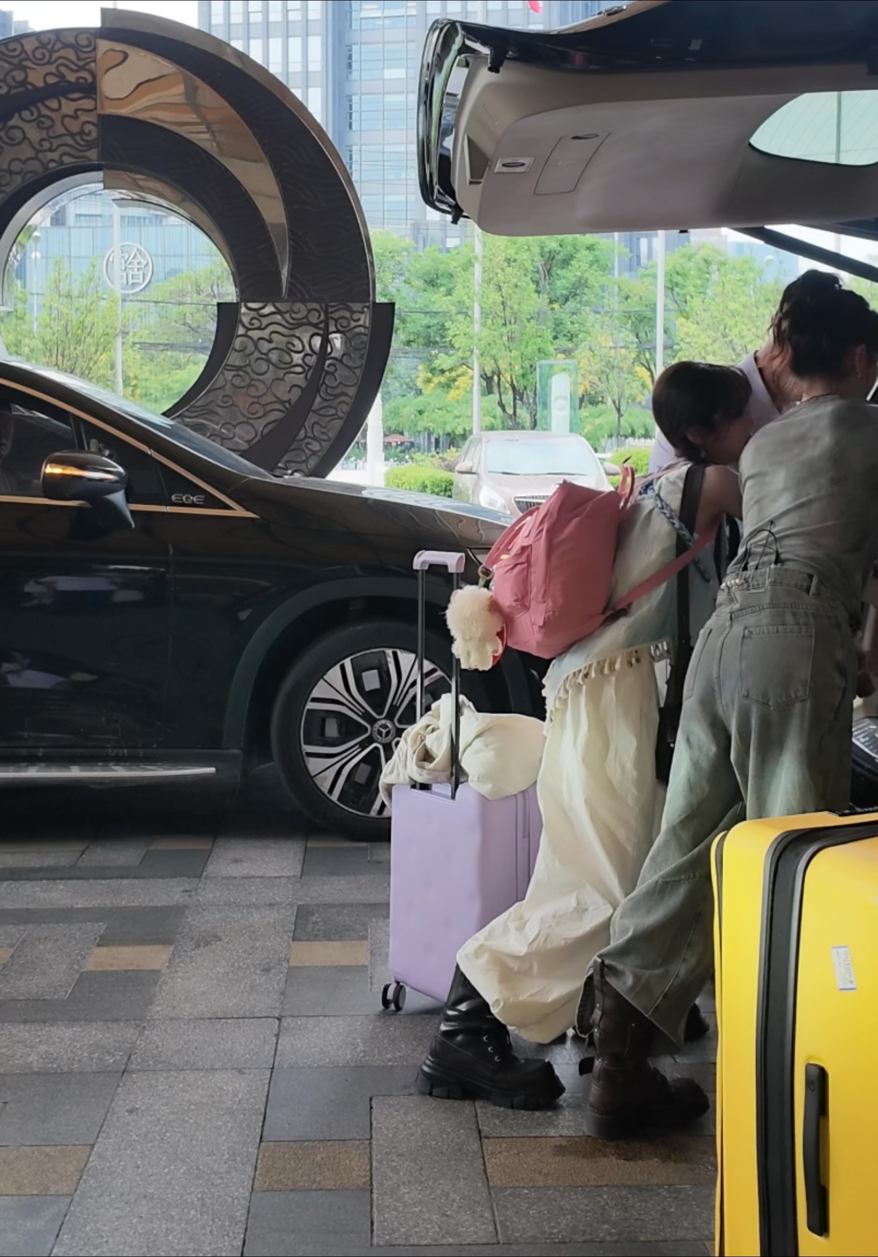 花少小妹王可搬行李路透花少小妹王可力气这么大吗 原本以为软萌小妹体力偏弱，看到搬