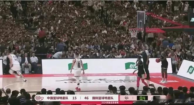 在每年一度的姚明慈善赛上！
今年的美国明星队，仅仅赢了中国明星队24分！
不得不