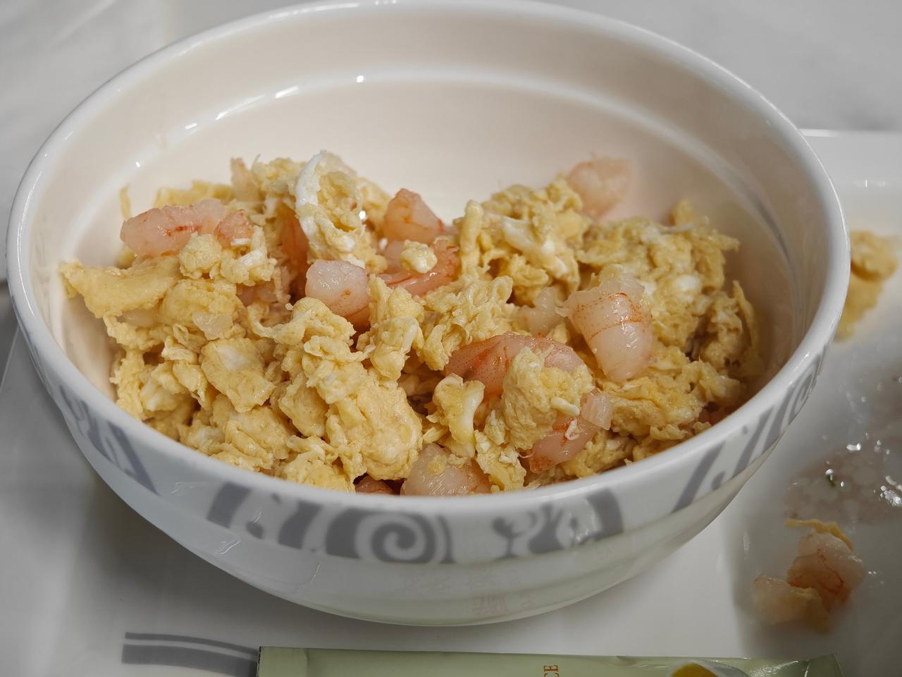 休息室吃午饭，坐我对面的大姐可能是在意休息室筷子的卫生问题，拿牙签吃饭。别的菜啊