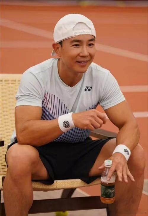 刘畊宏披荆斩棘直播刘畊宏把曹骏说哭了 没有居高临下的说教，是平等的换位思考，刘畊