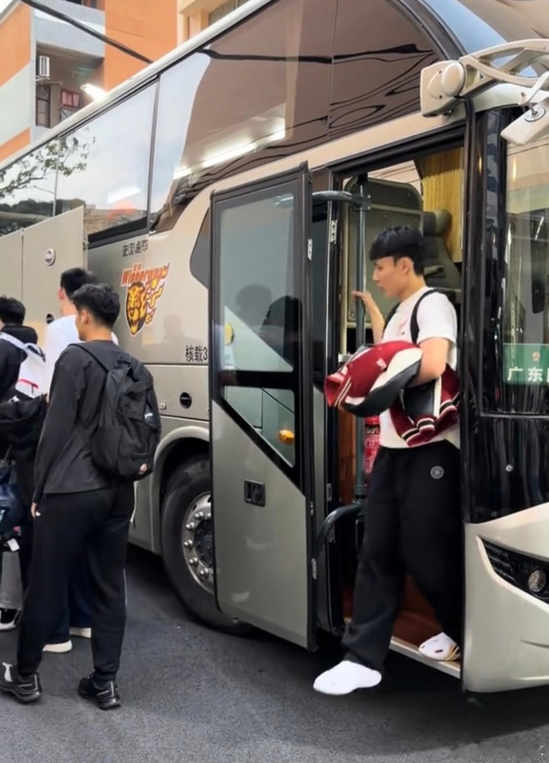 广东男篮顺利回到东莞结束客场之旅，明晚球队将在主场迎战联盟第13位的吉林男篮，继