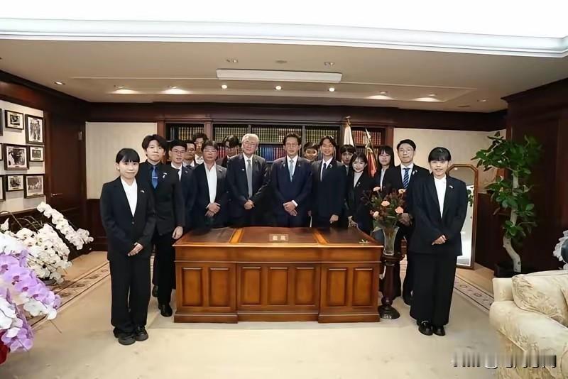 岛内某些政客窜访日本被拒，围绕桌子合影留念！沈逸：“给谁出席葬礼？”
​近日，中