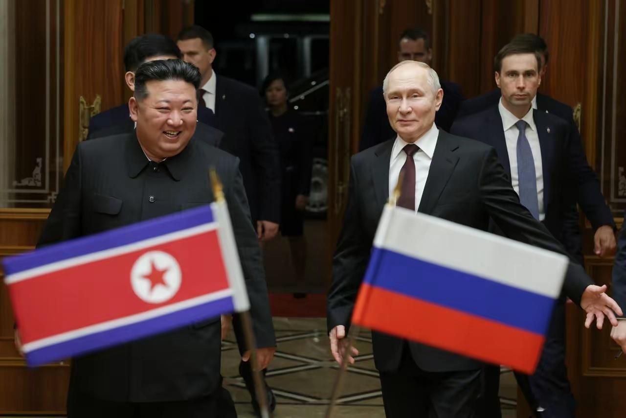 金正恩已启程来华普京来了，金正恩也来了，26国领导人齐聚北京，而这两位，恰恰是川