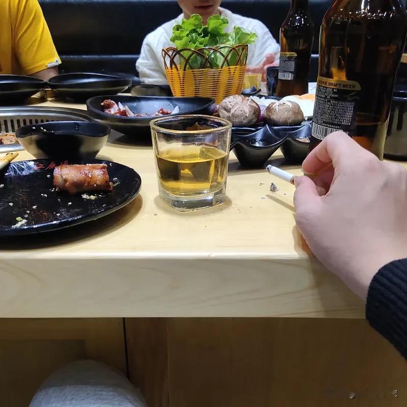 不抽烟不喝酒就是好男人吗？这可不能一概而论。不沾烟酒确实有好处，既自律又省钱，还