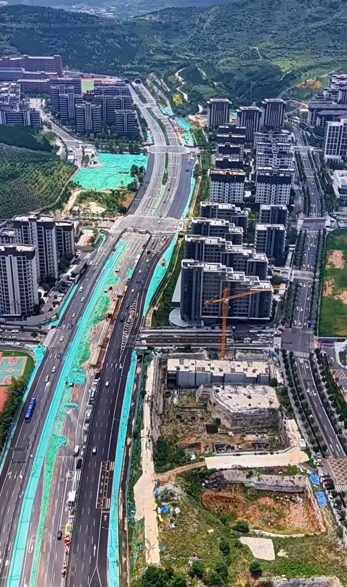 凤凰路高架绝对是济南高架路建设的天花板
建造成本堪比地铁建设
从去年开始启动进展