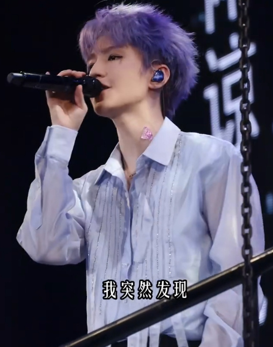 王俊凯紫色蝴蝶王俊凯脖子上有紫色蝴蝶王俊凯脖子上有紫色蝴蝶 ​！！！wc啊！[捂
