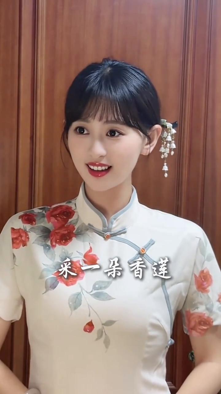 采一朵香莲，藏在手心望。花辩绕着温柔月光，一人在亭中。一把古琴扬，爱的琴弦在悄悄