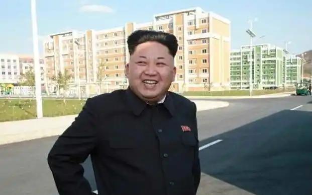 金正恩彻底不装了！朝鲜不仅出兵援俄，还清空了几十年库存卖武器，狂赚上百亿美元。普