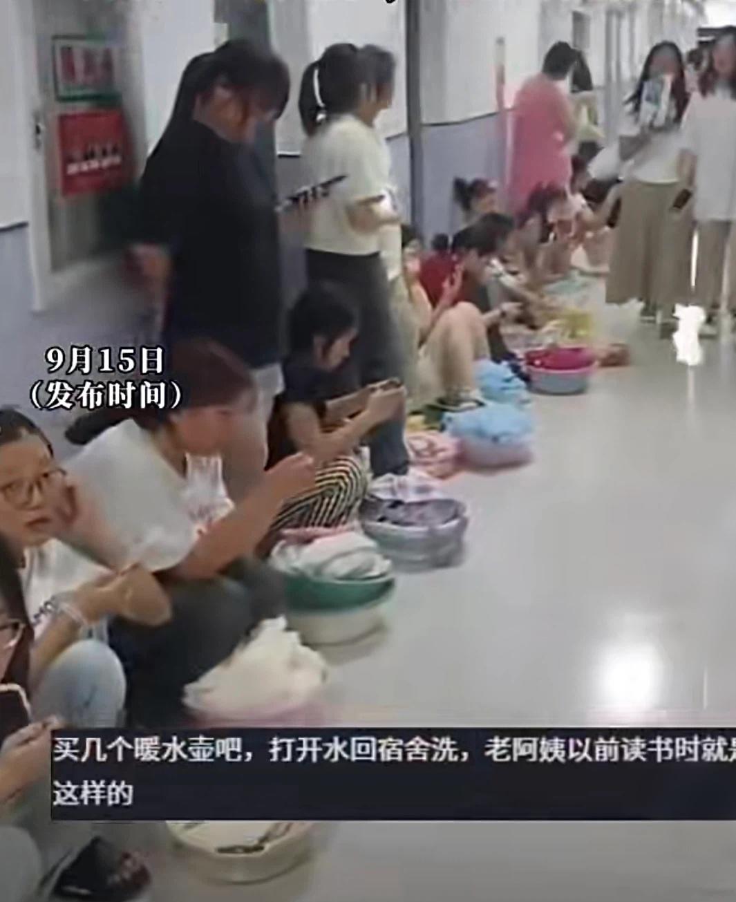 排队一小时才能洗澡！南京一高校澡堂晚间大排长龙，走廊坐满等候的学生，队伍一眼望不