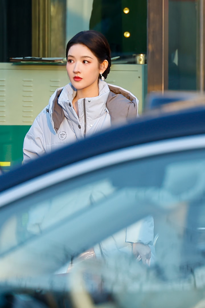 这个路透王姐的美好大气王玉雯春晚路透缎面长裙好仙