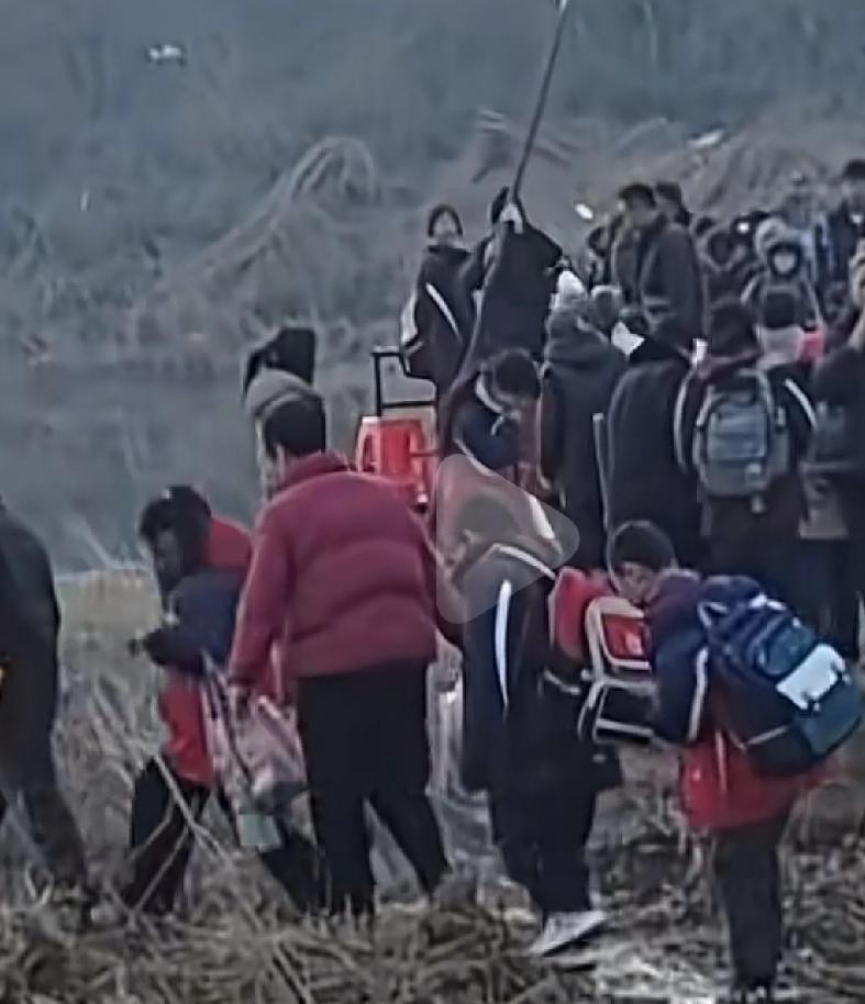 南漯河舞阳县，最近一座桥进行了维修封闭
附近很多孩子都需要乘船去对面上学，可由于