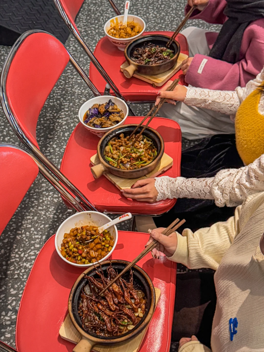 万象城附近新开的！1000平穷鬼小食堂